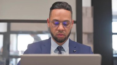 Laptop kullanırken İspanyol İşadamının Parmak İşareti Yaparken Kapanışı