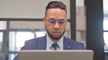 İspanyol İşadamı Bilgisayarı kullanırken Kameraya Şok Oldu