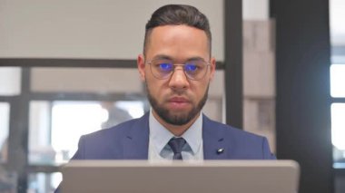 Laptop kullanırken Reddetme Hareketleriyle İspanyol İşadamının Kapanışı