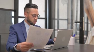 Evrak işleri ve Laptop Kullanımı, Meşgul İspanyol İşadamı