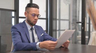 İspanyol İşadamı Şirketin Yıllık İş Raporunu Okuyor