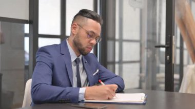 İspanyol İşadamı Bir İş Mektubu Yazıyor