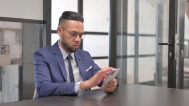 İspanyol İşadamı Çalışma Alanında Telefonda Mesaj Yazıyor