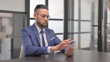 İspanyol İşadamı Telefonla Video Sohbeti Yapıyor