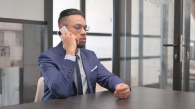 İspanyol İşadamı Müşteriyle telefonda konuşuyor.