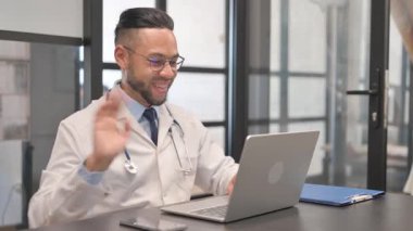 İspanyol Doktor Video Sohbetinde Hastayla Konuşuyor