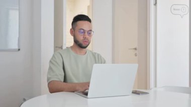 İş İçin Dizüstü Bilgisayarda Orta Yaşlı Adam Yazıyor