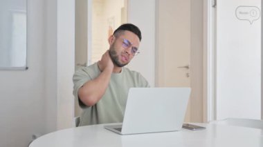 İşte Sırt Ağrısı Olan Orta Yaşlı Adam