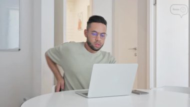 Boyun Ağrısı Olan Yorgun Orta Çağ Adamı