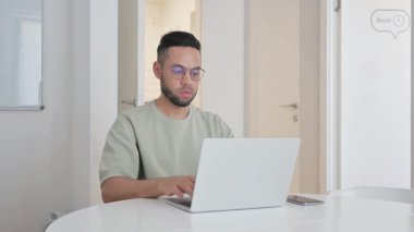 İşte Baş Ağrısı Olan Orta Yaşlı Adam