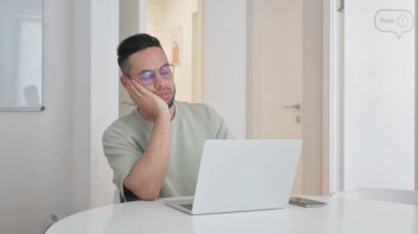 Laptop üzerinde çalışırken Uyuyan Orta Çağ Adamı