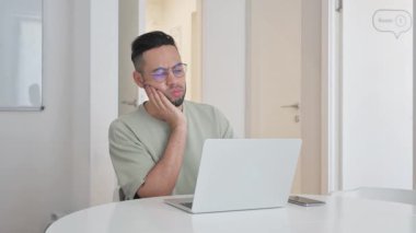 Diş ağrısı olan orta yaşlı bir adam.