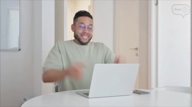 Çevrimiçi Başarı Kutlaması Orta Yaşlı Adam