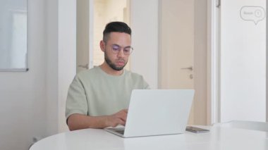 Ofiste Kameraya Bakan Orta Yaşlı Adam