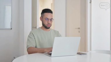 Ofiste Çalışan Orta Yaşlı Adam 'dan Baş Parmakla