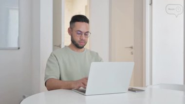 Ofiste Çalışan Orta Yaşlı Adam 'dan Başparmaklar Aşağı