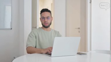 İşteki Reddetme Hareketleriyle Orta Yaşlı Adam Reddedildi