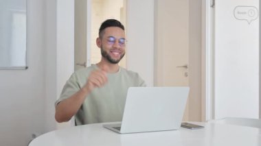 Çevrimiçi Video Sohbeti: Orta Yaşlı Adam