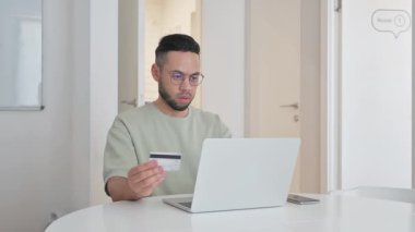 Çevrimiçi Bankacılık Bilgisayarlı Orta Çağ Adamı