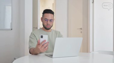 Orta Yaşlı Adam İş İçin Çoklu Aygıt Kullanıyor