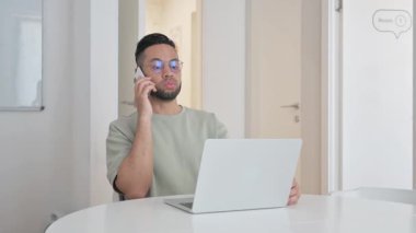 Orta Yaşlı Adam 'dan Müşteriyle Telefon Görüşmesi