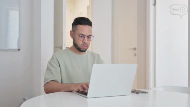 Orta yaşlı adam çalışma alanını terk ediyor, toplantıya geç kalıyor