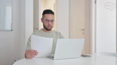 Orta Yaşlı Adam Yıllık İş Raporuna Küfrediyor