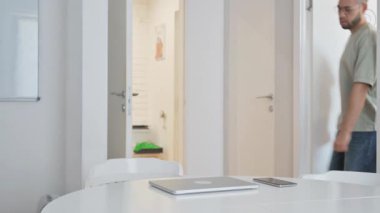 Toplantı için Çalışma Alanına Orta Yaşlı Adam Geliyor