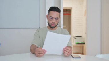 Yıllık İş Raporunu Kutlayan Heyecanlı Orta Yaşlı Adam