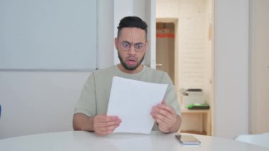 Orta Yaşlı Adam Kötü İş Raporuna Tepki Verdi