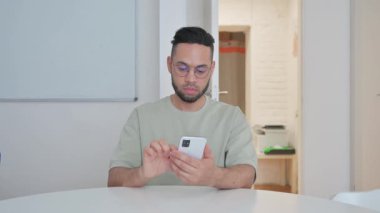 Çevrimiçi Başarılı Telefon Ticareti İçin Orta Yaşlı Adam Heyecanlı