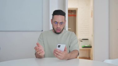 Telefonda Ticaret Kaybı Olan Orta Yaşlı Adam