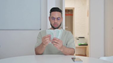 Orta Yaşlı Adam Ofiste Para Sayıyor