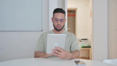 Dijital Tablet Üzerinde Çalışan Orta Yaşlı Adam