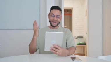 Tablette Başarıyı Kutlayan Orta Yaşlı Adam