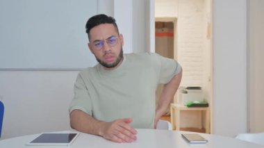 Orta yaşlı adamın sırt ağrısı ve ağrısı var.