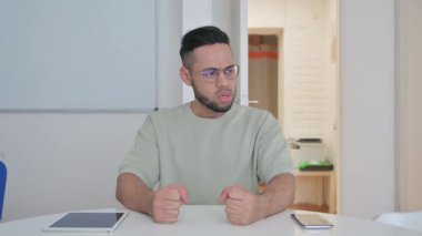 Kızgın Orta Çağ Adamı Ofiste Oturuyor