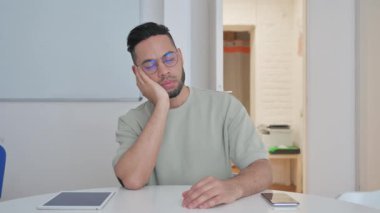 Uyuyan Orta yaşlı adam ofiste oturuyor.