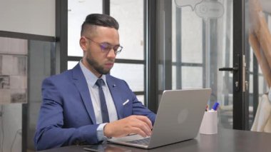 Orta Çağ İşadamı Çalışma Alanında Dizüstü bilgisayarda Yazıyor