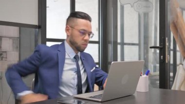 İşyerinde Sırt Ağrısı Olan Orta Çağ İşadamı