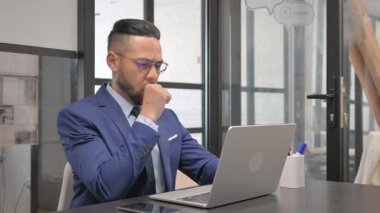 Öksüren İspanyol İşadamı İş yerinde Kendini Kötü Hissediyor