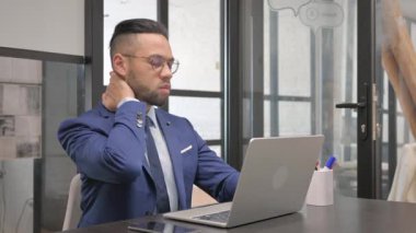 İş yerinde boyun ağrısı ile işadamı yorgun orta yaşlı