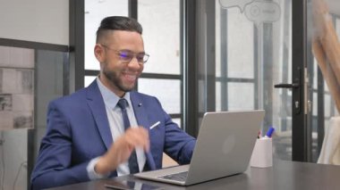 Orta Çağ İşadamı Dizüstü bilgisayarla Video Sohbeti Yapıyor