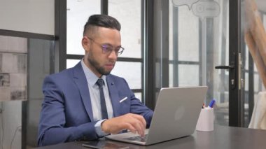 Dizüstü bilgisayarda Başarı Kutlaması Orta Çağ İşadamı