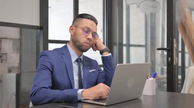 İspanyol İşadamı İşyerinde Otururken Uyuyor