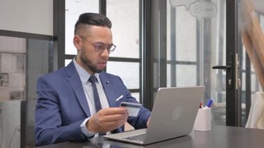 Çevrimiçi Alışveriş Başarısızlığına Orta Çağ İşadamı Tepki Veriyor