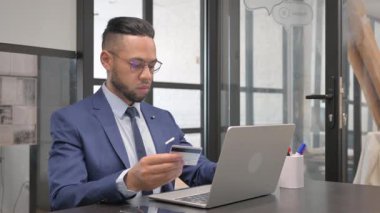 Orta Çağ İşadamı Çalışma Alanında İnternetten Alışveriş Yapıyor