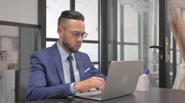 Orta Çağ İşadamı Laptop 'ta Kaybından Şok Oldu