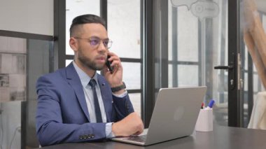 Çalışma Alanındaki Telefon Konuşması sırasında Orta Yaşlı İşadamı İş Konuşması