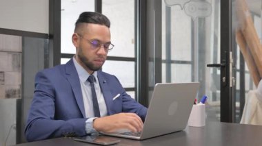 Ofiste Çalışan Orta Çağ İşadamından Başparmak Kaldı